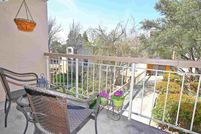 320 N Civic Dr, Walnut Creek CA: https://media.crmls.org/mediaz/612743f8-043a-4276-8f4d-d420ac352233.jpg