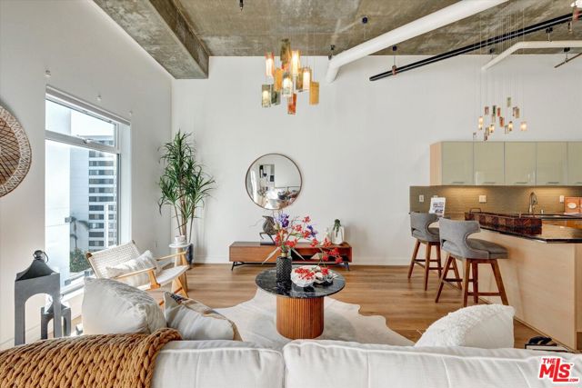 645 W 9th Street, Los Angeles CA: https://media.crmls.org/mediaz/6127cac0-d6f3-44b8-acda-5977f77c2f18.jpg