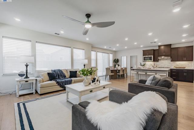 2002 Davoli Ct, San Ramon CA: https://media.crmls.org/mediaz/6127ced4-0c90-40d7-9e9a-cb3c5205d2f7.jpg