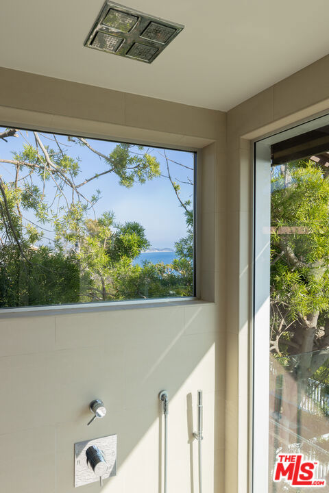 Image 25 of 32 For 31522 Broad Beach Road