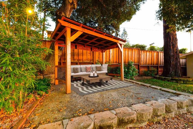 4433 Fair Ave, Oakland CA: https://media.crmls.org/mediaz/61280e70-a496-4849-8ad2-5c3a7bbde64a.jpg