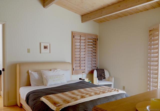 350 Prospect St, La Jolla CA: https://media.crmls.org/mediaz/6129eb0a-c17f-45b1-a386-c6529ad09d9f.jpg