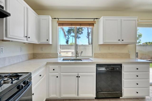 4811 Ventana Way, Oceanside CA: https://media.crmls.org/mediaz/612a20ef-eb3c-4263-a8ff-4ff777508ddf.jpg