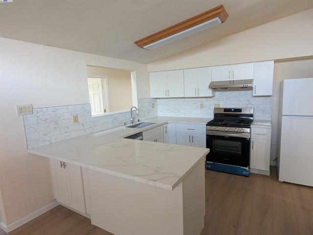 27568 Gainesville Ave, Hayward CA: https://media.crmls.org/mediaz/612a57c3-6432-4c3c-a37c-59f0a8417000.jpg