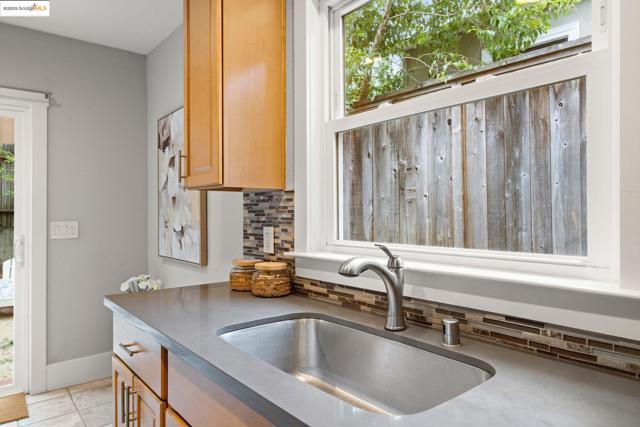 1006 Glendora Ave, Oakland CA: https://media.crmls.org/mediaz/612af91f-4a6c-40e5-aaba-04fe903762b3.jpg