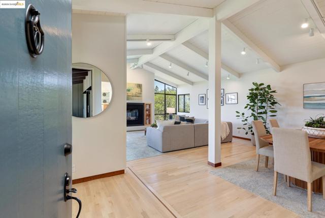 20 Ascot Ct, Oakland CA: https://media.crmls.org/mediaz/612b83f6-fef4-4e84-8177-6c2cfa96b70e.jpg