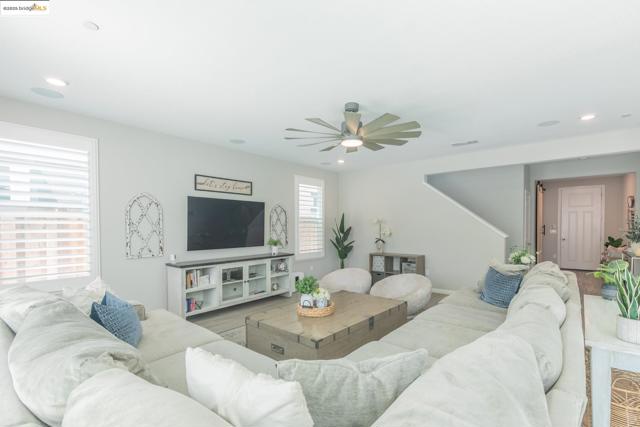 144 Scott Creek Way, Brentwood CA: https://media.crmls.org/mediaz/612b9622-9945-4ad9-9b5c-aead295b4f77.jpg