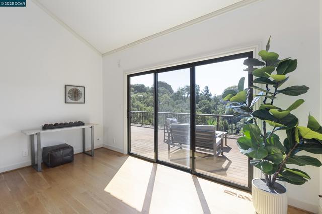 25 Watchwood Ct, Orinda CA: https://media.crmls.org/mediaz/612c0155-ac1e-4883-89b4-29658dba65cf.jpg