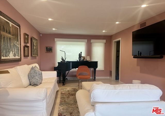 13778 Raywood Drive, Los Angeles CA: https://media.crmls.org/mediaz/612c7209-2f92-4d98-95f8-2aa8406f886b.jpg