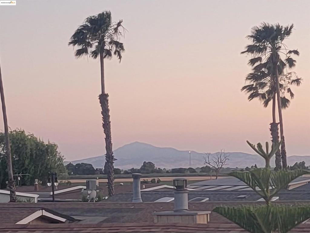 https://media.crmls.org/mediaz/612cad04-3752-4931-82f1-45ac64159f95.jpg?preset=X-Large
