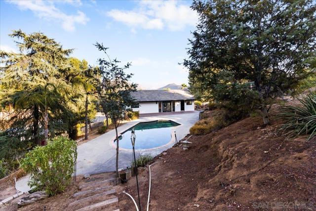 16310 Oak Springs Dr, Ramona CA: https://media.crmls.org/mediaz/612d2d28-0df6-491b-b78c-ffe738f75f62.jpg