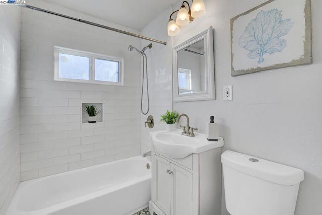 215 Isleton Ave, Oakland CA: https://media.crmls.org/mediaz/612d3d00-5113-4b24-890f-3d1ee265fcca.jpg