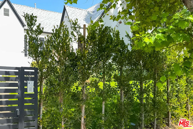 1363 S Curson Avenue, Los Angeles CA: https://media.crmls.org/mediaz/612ddfad-88b3-4ff0-88d8-4351394f16d3.jpg