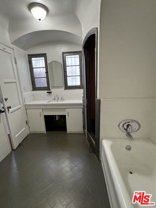 4010 W Adams Boulevard, Los Angeles CA: https://media.crmls.org/mediaz/612e1079-74e6-4068-84a3-e59392baea52.jpg