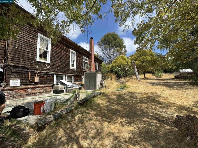 22490 Bayview Ave, Hayward CA: https://media.crmls.org/mediaz/612f652a-70e4-4fb5-9ea5-34186f0c1b36.jpg