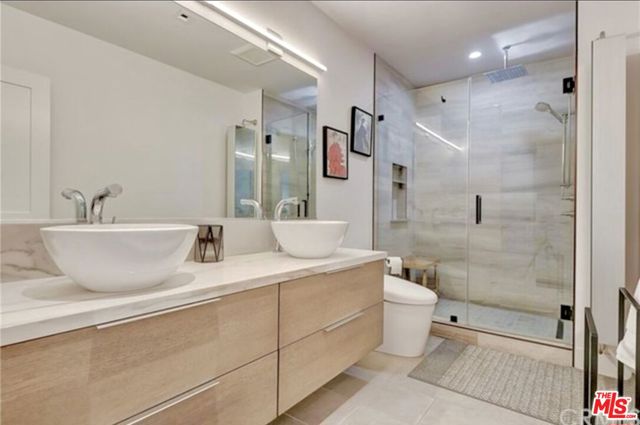 439 N Doheny Drive, Beverly Hills CA: https://media.crmls.org/mediaz/612f8802-ed6f-4d7d-a561-9e554a15798b.jpg