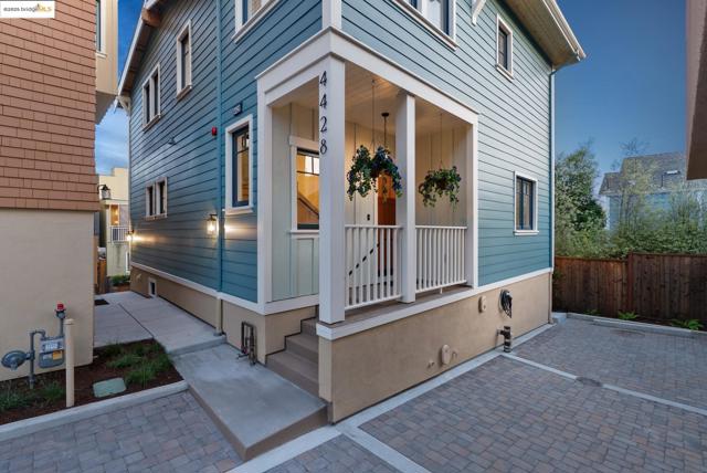 4428 Howe St, Oakland CA: https://media.crmls.org/mediaz/61305bbb-95f9-4b34-8fc4-b78a920d8fe0.jpg