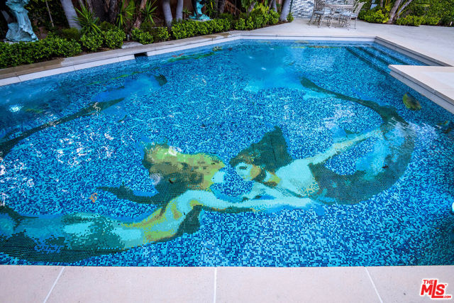 16601 Park Lane Circle, Los Angeles CA: https://media.crmls.org/mediaz/6131a5a4-eda7-4b90-9bb8-cb7472b62458.jpg