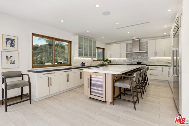 1332 El Hito Circle, Pacific Palisades CA: https://media.crmls.org/mediaz/6131f8a3-8f04-4825-bce1-31175a87e8f7.jpg