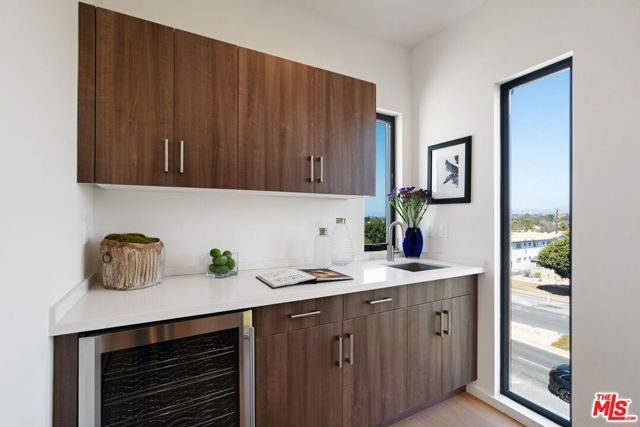 12614 Venice Boulevard, Los Angeles CA: https://media.crmls.org/mediaz/61324d57-1f7a-48d5-8c59-eb65ee992da3.jpg