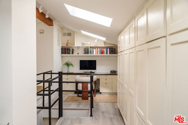 4 Buckboard Lane, Rolling Hills CA: https://media.crmls.org/mediaz/6132db48-dbe2-4c42-82c6-47d417666942.jpg