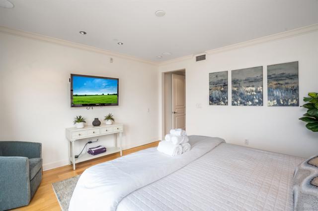 1000 Genter St, La Jolla CA: https://media.crmls.org/mediaz/61334a81-63f3-4cc7-adeb-f73d442fe3c2.jpg