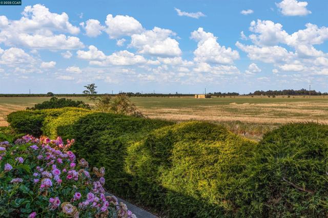 5435 Box R Ranch Rd, Vacaville CA: https://media.crmls.org/mediaz/6133aa91-1749-4ce0-aa72-6baa19157747.jpg