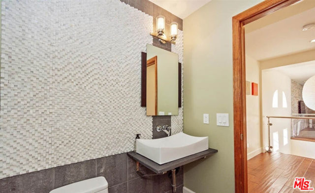 6644 Vista Del Mar, Playa del Rey CA: https://media.crmls.org/mediaz/61341ba0-f149-4c61-bae4-669c4b0d83cf.jpg