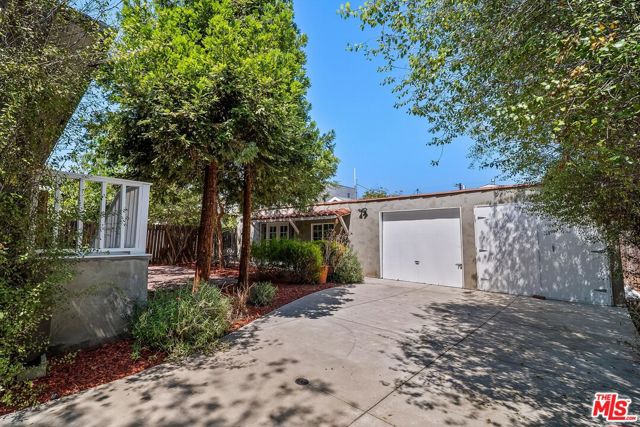 1404 N Hoover Street, Los Angeles CA: https://media.crmls.org/mediaz/613511e5-327f-4879-b393-28a5e07b2168.jpg