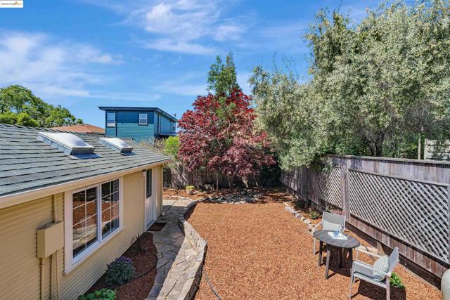 906 Carmel Ave, Albany CA: https://media.crmls.org/mediaz/613722d2-464c-4e13-bbde-9cd8ae02f679.jpg