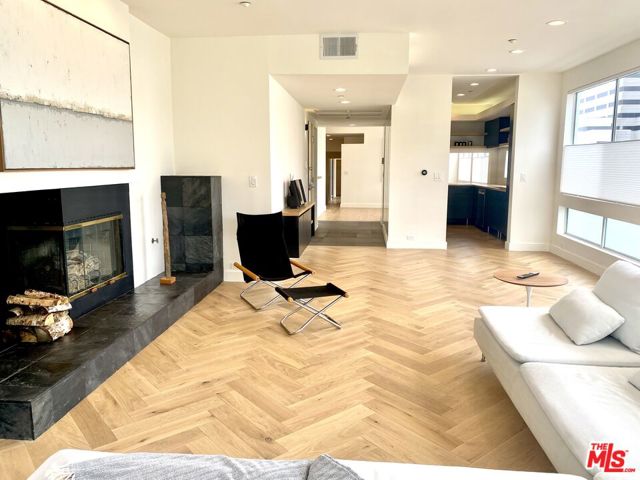 2237 S Bentley Avenue, Los Angeles CA: https://media.crmls.org/mediaz/613824c1-7d69-496e-ba08-a45b595831c2.jpg