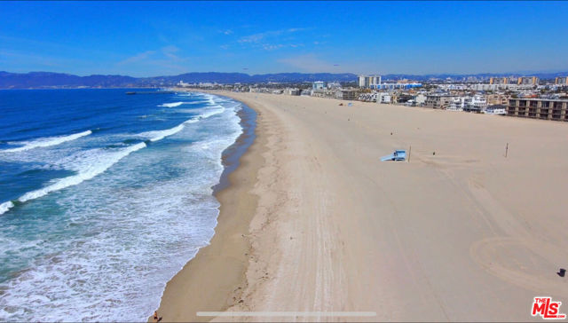 5205 Ocean Front Walk, Marina del Rey CA: https://media.crmls.org/mediaz/613851e4-a316-40ee-82c6-c57b8087535f.jpg