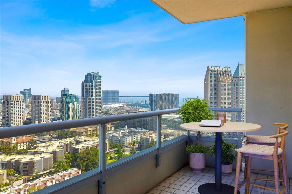 700 W E St #2505