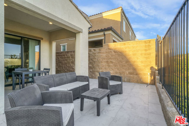20818 W Bur Oak Circle, Porter Ranch CA: https://media.crmls.org/mediaz/6138dc32-2655-4173-9e06-c080fe7eafaf.jpg