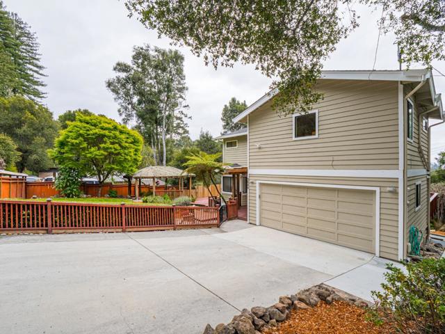 3040 Pacific Heights Drive, Aptos CA: https://media.crmls.org/mediaz/6139861c-4e6b-4c94-a8cb-0866aaa87d2b.jpg