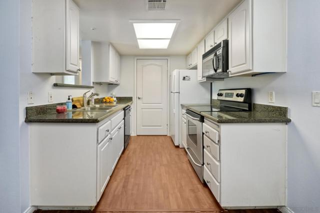 12007 Alta Carmel Ct, San Diego CA: https://media.crmls.org/mediaz/613b5923-2617-4ae9-85e4-6fd64cf09a39.jpg