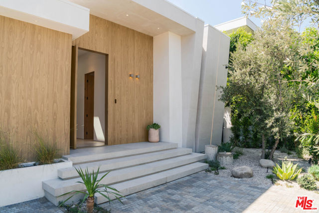 341 N Kings Road, Los Angeles CA: https://media.crmls.org/mediaz/613b98bf-142b-402c-b814-5b643211aa7b.jpg