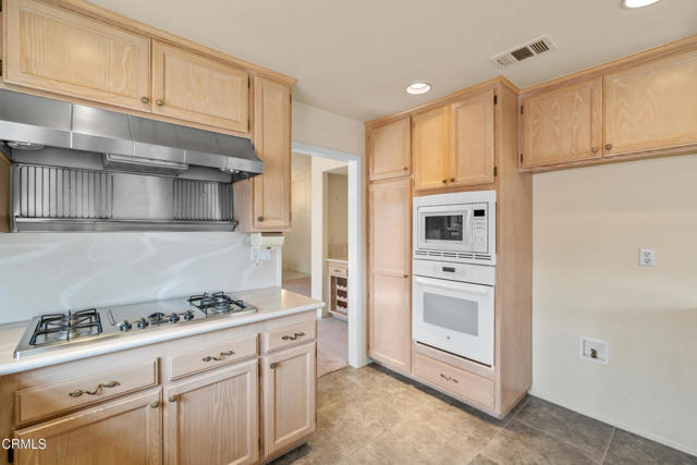 712 Rosebud Drive, Oxnard CA: https://media.crmls.org/mediaz/613c275e-86ee-485b-89d6-9c41427a75fb.jpg