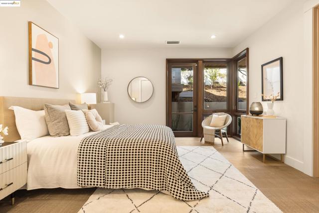 30 Lincolnshire Dr, Oakland CA: https://media.crmls.org/mediaz/613c6c09-985d-4cca-81cb-5a9368550ef1.jpg
