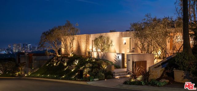 1039 Wallace, Beverly Hills CA: https://media.crmls.org/mediaz/613df7ab-95d9-4575-8287-785636f59a49.jpg
