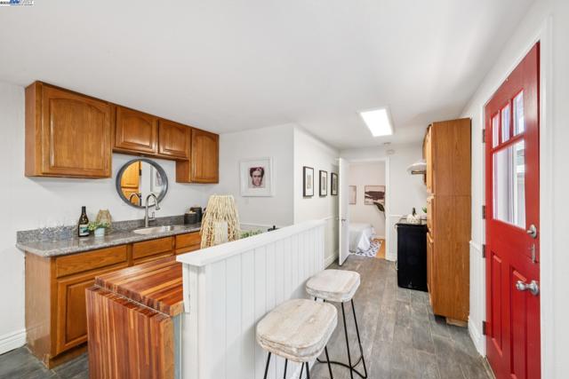 2449 26TH AVENUE, Oakland CA: https://media.crmls.org/mediaz/613e044c-1eac-4b65-b304-7a59816c3875.jpg