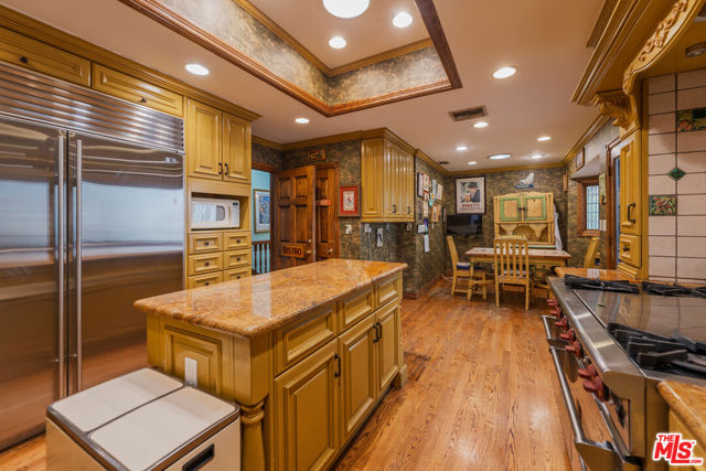 1242 Angelo Drive, Beverly Hills CA: https://media.crmls.org/mediaz/613ed583-09dd-4a82-9199-8c7ff083fda8.jpg
