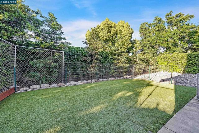 10 Woodside Dr, Danville CA: https://media.crmls.org/mediaz/613f6bec-992e-4237-8527-8b8cd194145c.jpg