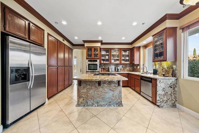 2062 Pleasant Waters Ct, Spring Valley CA: https://media.crmls.org/mediaz/613f8234-f47d-4df9-8907-ac7e8351c7c0.jpg