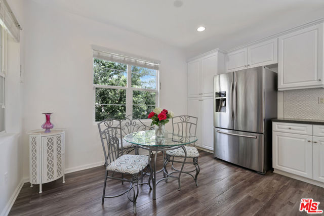 21990 Moveo Drive, Santa Clarita CA: https://media.crmls.org/mediaz/613fd6a1-8153-4f44-8da7-cf8d84105434.jpg