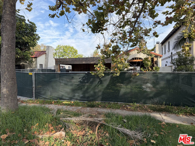 462 North Flores Street