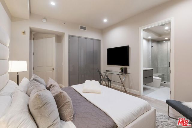 11500 San Vicente Boulevard, Los Angeles CA: https://media.crmls.org/mediaz/6140a0b1-7e5d-430c-bfca-710fe7e1500c.jpg