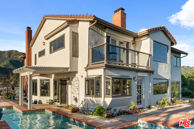 23255 W Paloma Blanca Drive, Malibu CA: https://media.crmls.org/mediaz/61411980-5702-4adf-9e63-15a26504980a.jpg