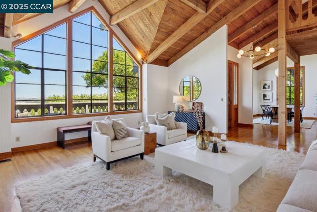 357 El Toyonal, Orinda CA: https://media.crmls.org/mediaz/61416213-77a4-405f-bffa-73d759683938.jpg