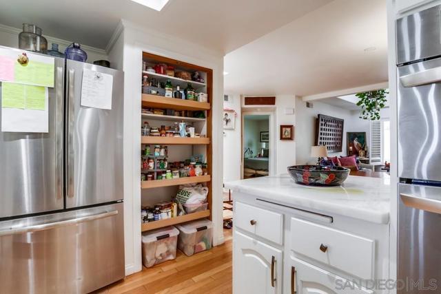 7560 Eads Ave, La Jolla CA: https://media.crmls.org/mediaz/6142db84-a632-4101-b8a2-571b40c10f4c.jpg